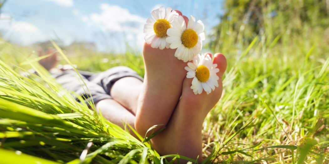 feet with daisies